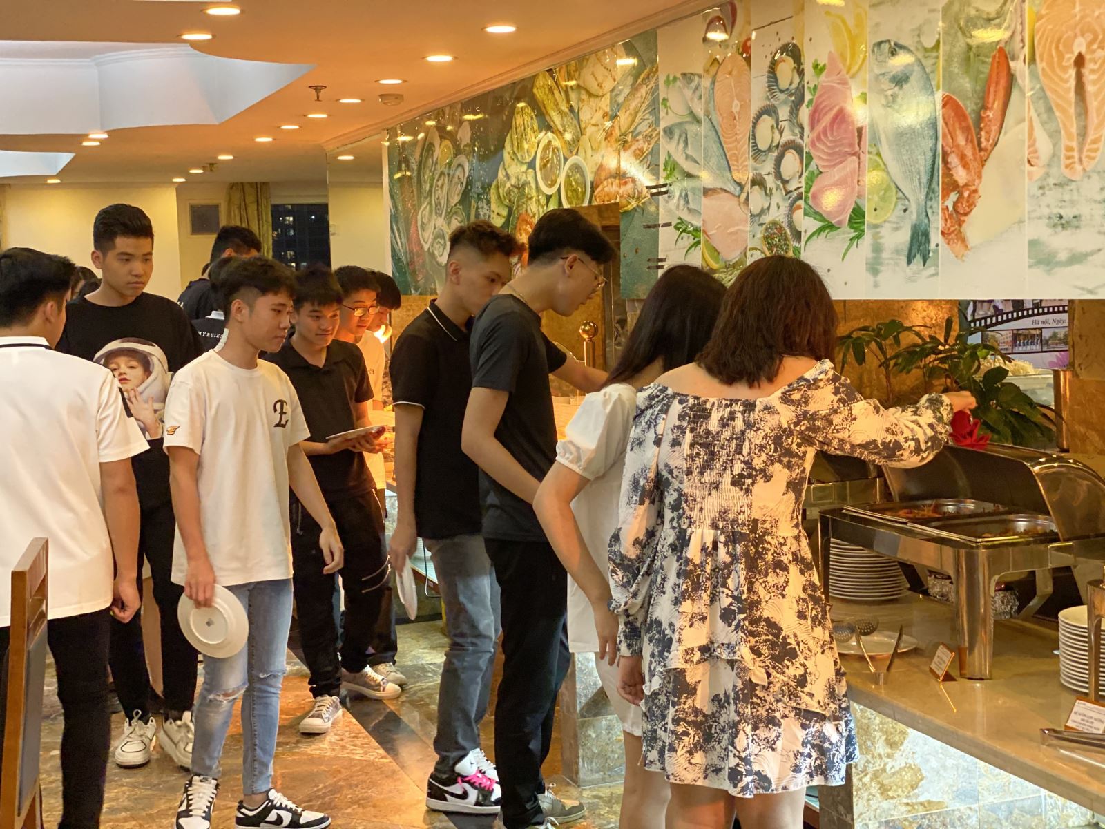 Ăn uống no nê, đón hè rực rỡ - A25 tổ chức Buffet học sinh đón đoàn lớp 12 trường THPT Đoàn Kết, Hà Nội