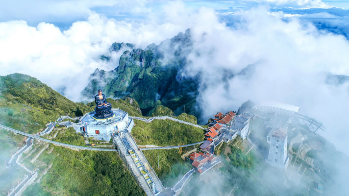 Đi cáp treo lên đỉnh Fansipan